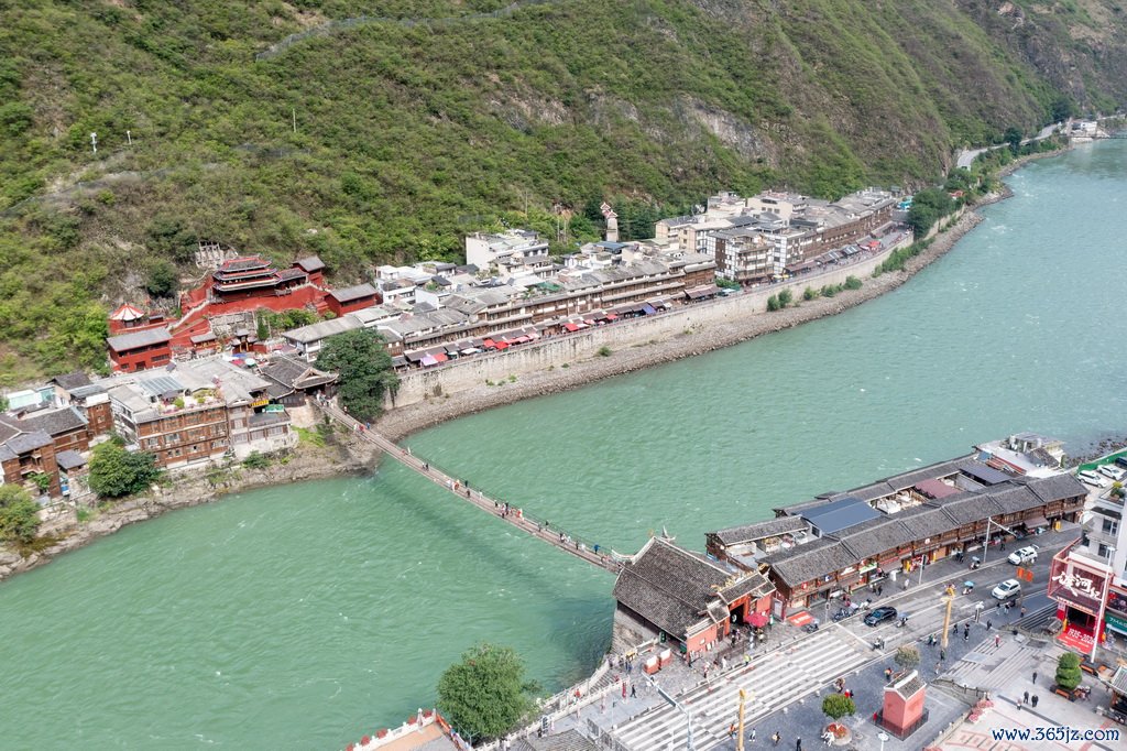 这是5月19日从泸定桥东桥头拍摄的泸定桥（无东说念主机相片）。新华社记者 胥冰洁 摄